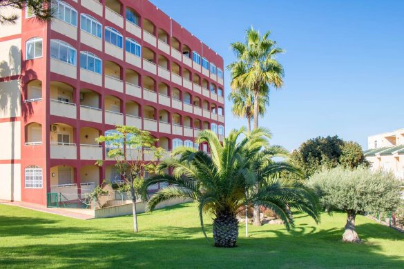 Acogedor apartamento con piscina y jardín