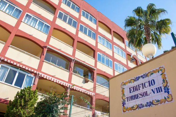 Acogedor apartamento con piscina y jardín