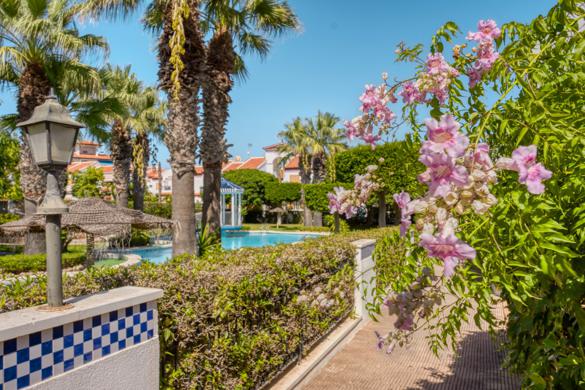 Bungaló con Patio y Piscina Comunitaria