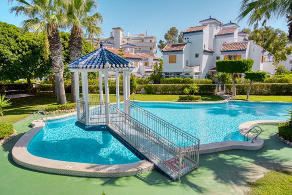 Bungaló con Patio y Piscina Comunitaria