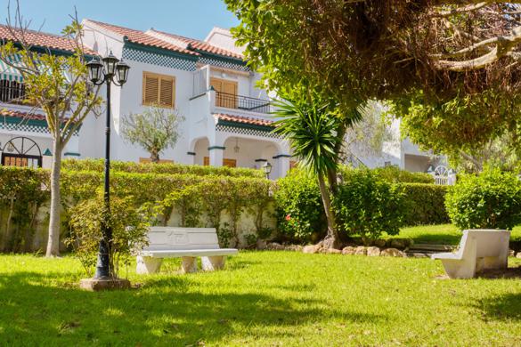 Bungaló con Patio y Piscina Comunitaria