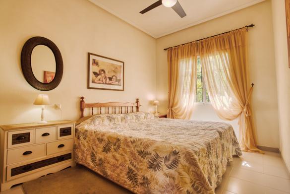 Bungaló con Patio y Piscina Comunitaria