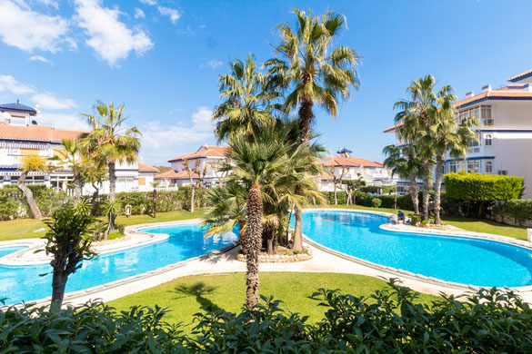 Estudio en ático con vistas al mar y a la piscina