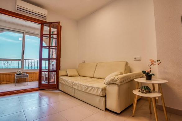 Estudio con vistas al mar y a la piscina