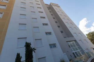 Apartamento en el octavo piso con fantásticas vistas al mar.
